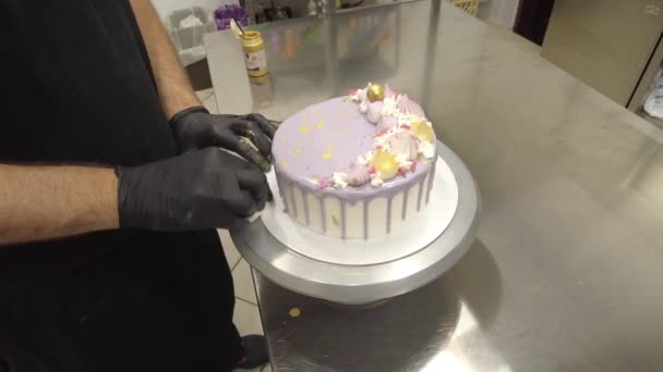 Taart Ontwerper Topping Een Lila Cake Met Gouden Verf — Stockvideo