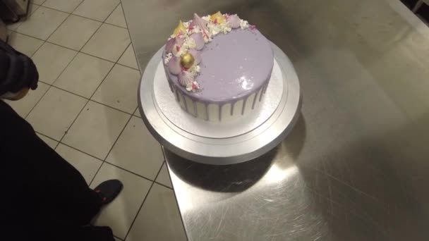 케이크 설계자 페인트로 라일락 케이크를 쓰러뜨리는 — 비디오