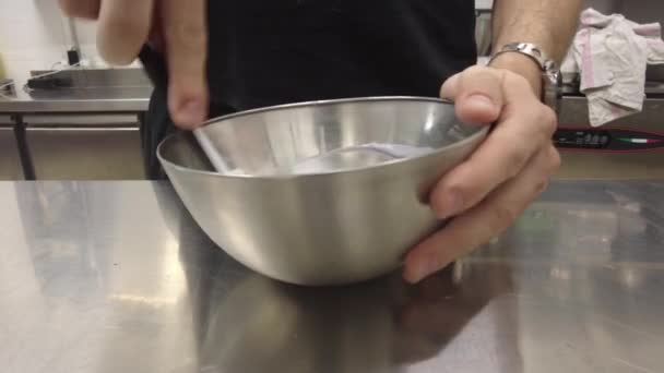 Chef Kok Prepatring Ganache Vulling Voor Glazuur Een Lila Druppeltaart — Stockvideo