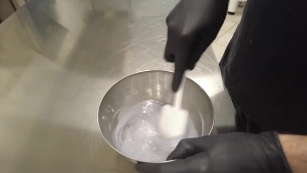厨师准备加糖加糖使紫丁香滴滴蛋糕结冰 — 图库视频影像