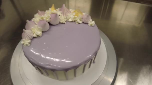 Taart Ontwerper Topping Een Lila Cake — Stockvideo