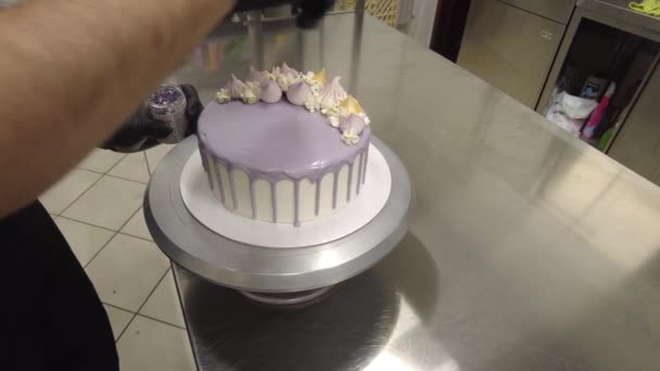 Taart Ontwerper Topping Een Lila Cake — Stockvideo