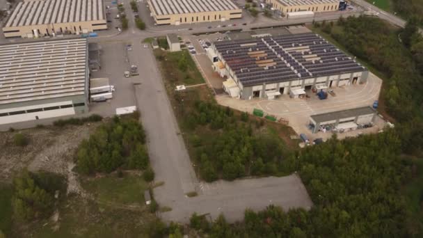 Luftaufnahme Von Sonnenkollektoren Auf Dem Fabrikdach Blaue Solarzellen Photovoltaik Paneelsystem — Stockvideo