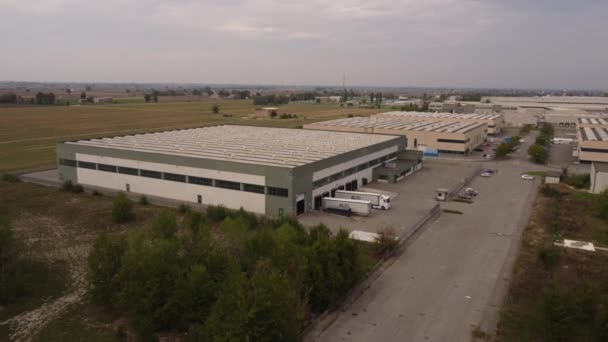 Cortemaggiore Ιταλία Σεπτέμβριος 2022 Φόρτωση Φορτηγών Logistics Κτίριο — Αρχείο Βίντεο