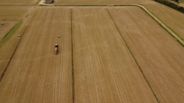 Luchtfoto Met Drone Van Trekker Die Hooi Naar Schuur Vervoert — Stockvideo