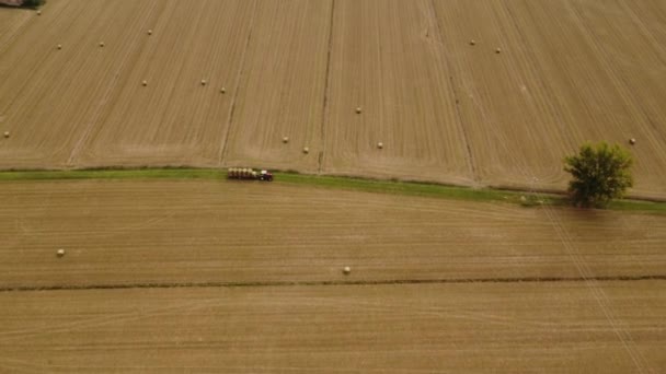 Αεροφωτογραφία Drone Του Ελκυστήρα Που Μεταφέρει Bale Hays Στον Αχυρώνα — Αρχείο Βίντεο