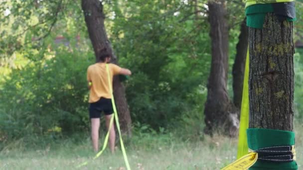 Sportlicher Mann Beim Slacklining Freien — Stockvideo