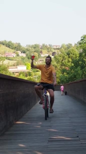 Mladý Chlap Cyklistika Pití Koktejl — Stock video