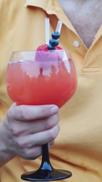 Uomo Sorseggiando Cocktail All Aperto — Video Stock