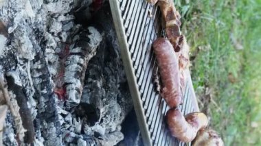 Yaz mevsiminde açık havada et kızartıyoruz.