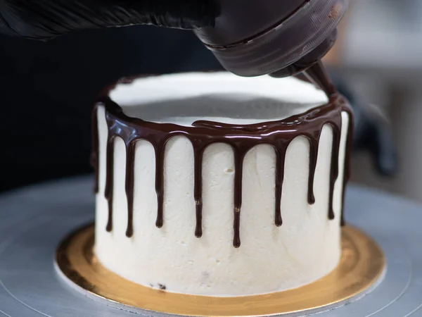 Felismerhetetlen Munkavállaló Édes Csokoládétortát Bogyókat Készít — Stock Fotó