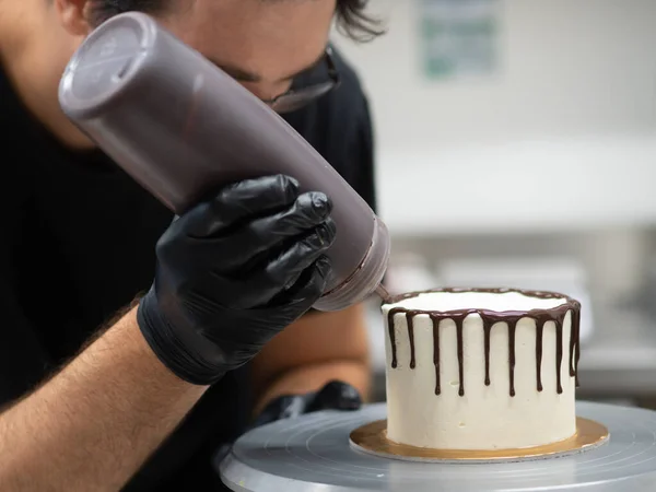 Onherkenbare Werknemer Bereidt Een Zoete Druppelende Chocolade Cake Bessen — Stockfoto