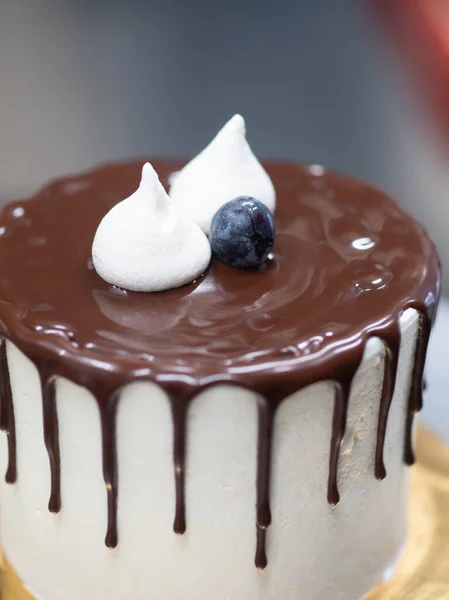 Αναγνωρίσιμος Εργαζόμενος Που Ετοιμάζει Γλυκό Κέικ Σοκολάτας Και Μούρα Που — Φωτογραφία Αρχείου