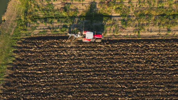 Vista Aérea Con Dron Tractor Arando Tierra Campo —  Fotos de Stock