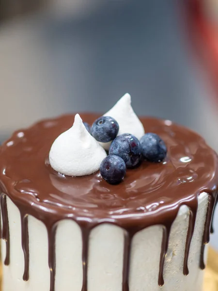 Αναγνωρίσιμος Εργαζόμενος Που Ετοιμάζει Γλυκό Κέικ Σοκολάτας Και Μούρα Που — Φωτογραφία Αρχείου