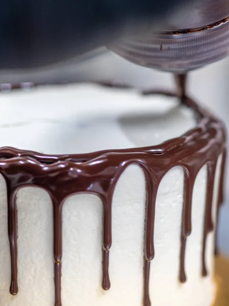 Oigenkännlig Arbetare Förbereder Söt Droppande Chokladkaka Och Bär — Stockfoto