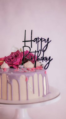 Şef usign macaron, çiçekler ve kutlama pastası için yazı.