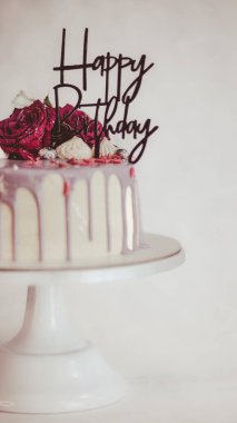 Şef usign macaron, çiçekler ve kutlama pastası için yazı.