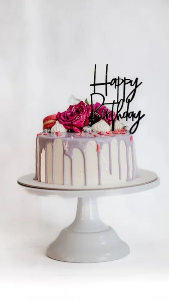 シェフはお祝いのケーキにマカロンと花と文字のサインを使い — ストック写真