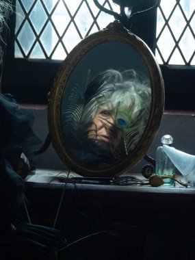 Kötü kadın geceleri kötü giyinen hayalet teması aynada