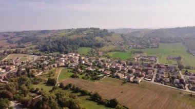 İtalyan kasabası Castellarquato 'nun 4k manzaralı videosu