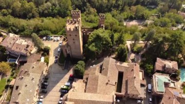 İtalyan kasabası Castellarquato 'nun 4k manzaralı videosu