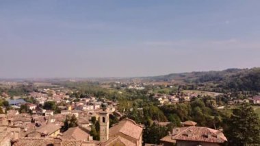 İtalyan kasabası Castellarquato 'nun 4k manzaralı videosu
