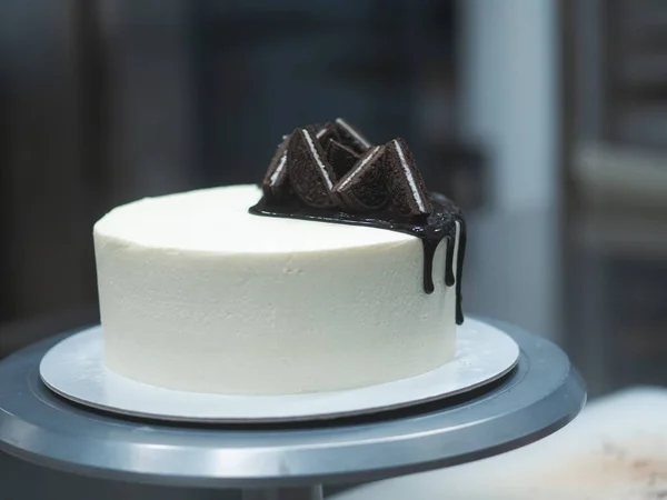 black and white frosting cake by designer
