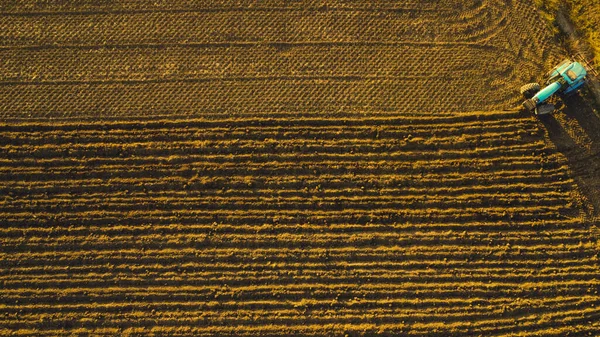 Farmer Tractor Leveling Land Countryside — Stock Photo, Image