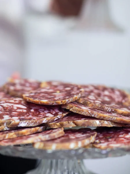 Droge Salami Worst Met Verse Knoflook Specerijen Een Glazen Standaard — Stockfoto