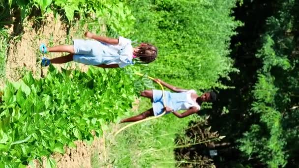 Sebze Bahçesinde Kot Pantolon Giyen Siyah Bir Anne Kız — Stok video