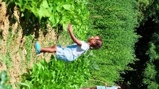 Czarna Matka Córka Ogrodzie Warzywnym Dżinsowych Spodenkach — Wideo stockowe