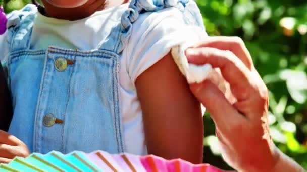 Κουνουπίδι Στο Δέρμα Των Παιδιών Εντομοαπωθητικό Δαγκώματος — Αρχείο Βίντεο