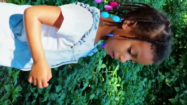 Afrikaans Klein Meisje Verzorgen Van Planten Zomer — Stockvideo