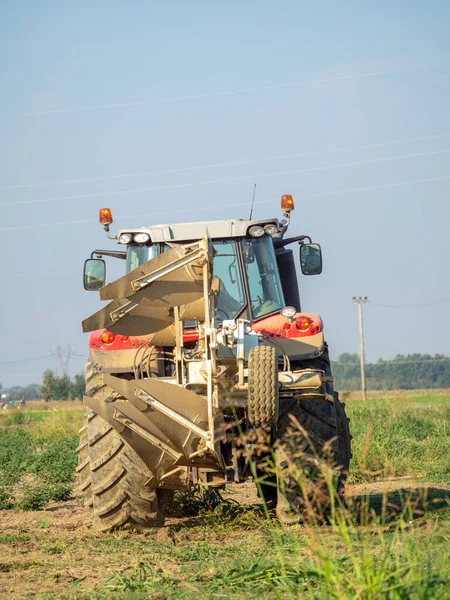 Agricultor Com Trator Arar Terra Campo — Fotografia de Stock