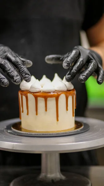 cake designer at work with a cupcake