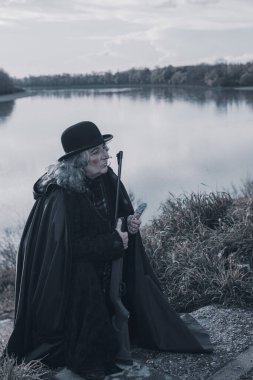 Karanlık ve ürkütücü kadın aktör - Savaş zamanı konsepti