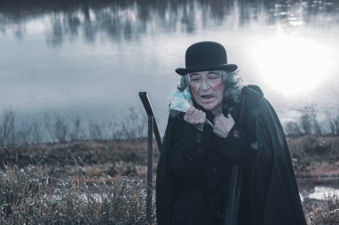 Karanlık ve ürkütücü kadın aktör - Savaş zamanı konsepti