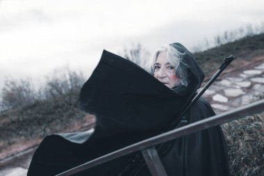 Tüfekli kadın oyuncu - savaş zamanı karanlık dönem konsepti