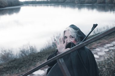 Tüfekli kadın oyuncu - savaş zamanı karanlık dönem konsepti