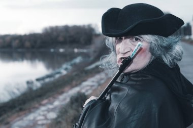 Tüfekli kadın oyuncu - savaş zamanı karanlık dönem konsepti