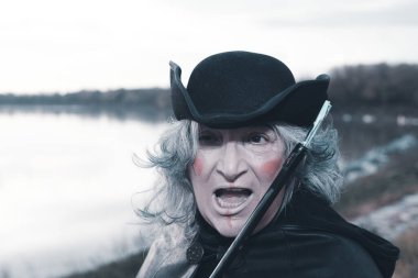 Tüfekli kadın oyuncu - savaş zamanı karanlık dönem konsepti