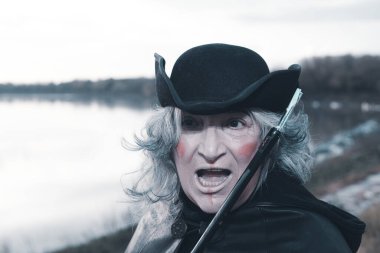 Tüfekli kadın oyuncu - savaş zamanı karanlık dönem konsepti