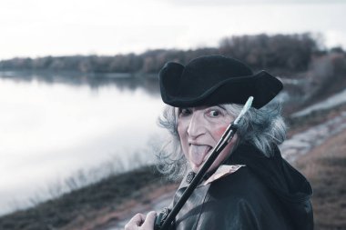 Tüfekli kadın oyuncu - savaş zamanı karanlık dönem konsepti