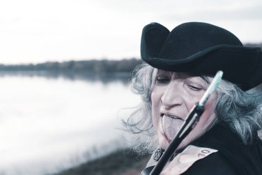 Tüfekli kadın oyuncu - savaş zamanı karanlık dönem konsepti