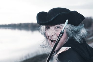 Tüfekli kadın oyuncu - savaş zamanı karanlık dönem konsepti