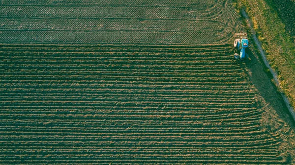 Farmer Tractor Leveling Land Countryside — Stock Photo, Image