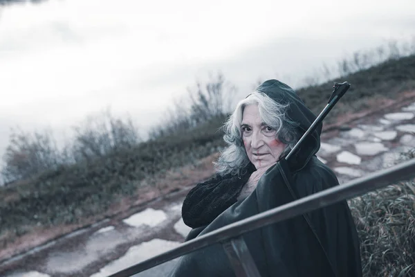 Tüfekli kadın oyuncu - savaş zamanı karanlık dönem konsepti