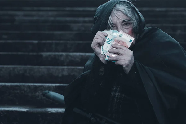 Senior Vrouwelijke Acteur Conuting Cash Euro Moeny — Stockfoto