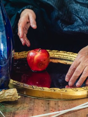 Cadılar Bayramı için kara büyü gibi zehirli elmayı kurbana hazırlayan cadı.